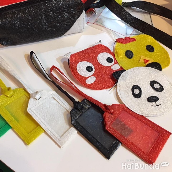 <p>Enggak cuma pouch, plastiknya juga bisa dibuat untuk benda lainnya, lho. Mulai dari tempat kartu, tempat pensil sampai dompet koin.</p>