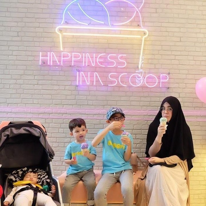 <p>Makan es krim dulu nih, mumpung Cyila lagi tidur. He-he-he. (Foto: Instagram @ristytagor)</p>