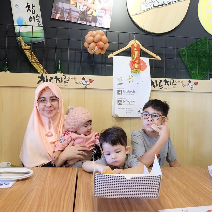 <p>Kali ini bersiap untuk makan bareng. Tapi foto dulu ya. (Foto: Instagram @ristytagor)</p>