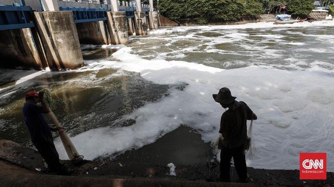 DLH Kota Surabaya sementara ini menduga limbah busa di Sungai Kalidami muncul karena kebiasaan warga membuang limbah cair, seperti minyak goreng, air cucian.