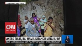 Akses Sulit, Ibu Hamil Ditandu Menuju RS, Bayi Tidak Selamat