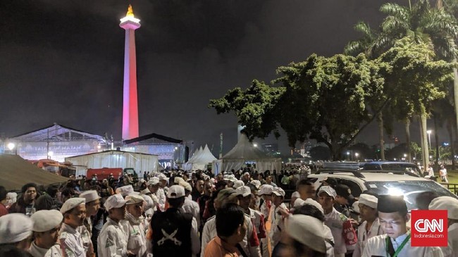 Malam Munajat 212 diwarnai insiden kericuhan. Seorang pria yang diduga memicu kericuhan diamankan oleh aparat keamanan.