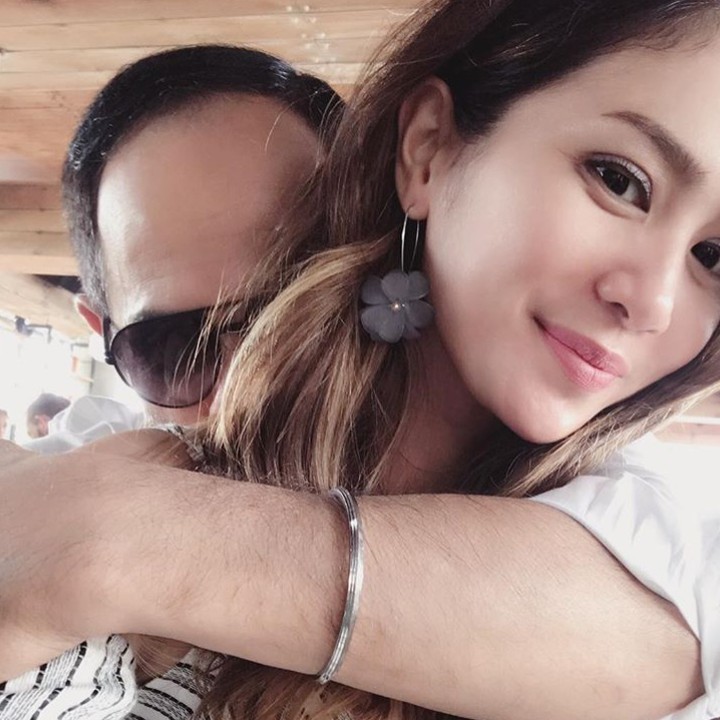 <p>Dari cara memeluk Bunga, kelihatan banget ya betapa sayangnya Sukhdev pada wanita kelahiran 23 Maret 1987 ini. (Foto: Instagram/ @bungazainal05)  </p>