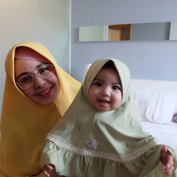 <p>Ini dia Cyila, putri kecil Risty yang kompak mengenakan jilbab seperti ibunya. Cute! (Foto: Instagram @ristytagor)</p>