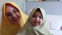 <p>Ini dia Cyila, putri kecil Risty yang kompak mengenakan jilbab seperti ibunya. Cute! (Foto: Instagram @ristytagor)</p>
