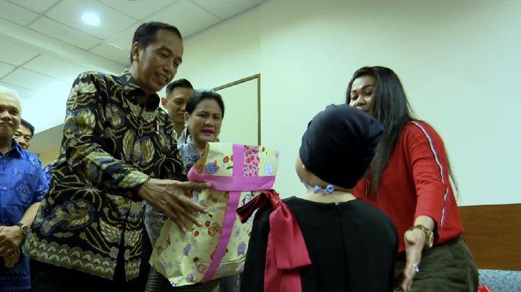 Senyum di Balik Masker Shakira Kala Terima Hadiah dari Jokowi