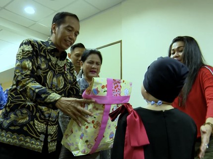 Senyum di Balik Masker Shakira Kala Terima Hadiah dari Jokowi