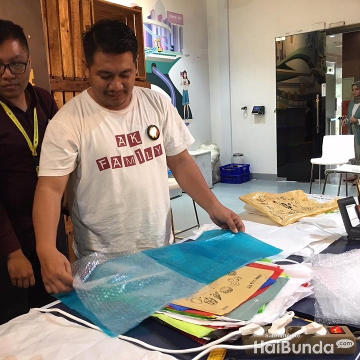 <p>Plastik yang sudah dipotong kemudian ditumpuk dengan bubble wrap bekas.</p>