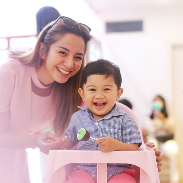 <p>Kirana memutuskan untuk menjadi <em>single parent</em> sejak bercerai dengan Tama Gandjar pada 2017 lalu. Sejak saat itu, hak asuh Kyo Karura Gantama jatuh kepadanya. (Foto: Instagram/ @kiranalarasati)</p>