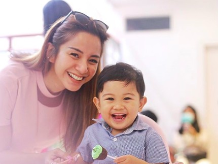 Demi Anak Happy, Kirana Larasati Longgarkan Main Gadget Selama PSBB