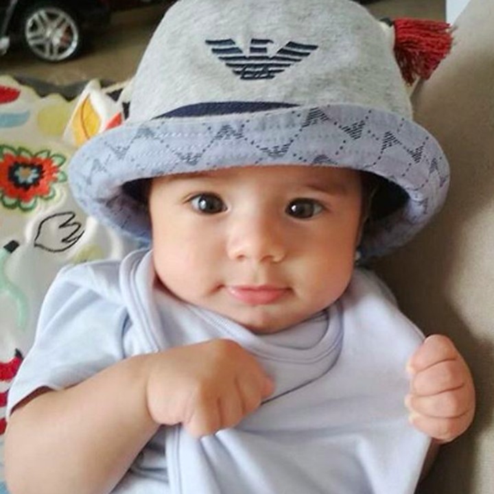 <p>Wah, Baby Z sudah pintar bergaya. Meskipun di rumah, boleh dong kelihatan keren. (Foto: Instagram @carissa_puteri)</p>