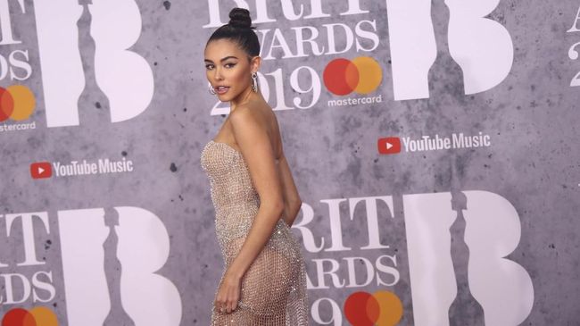 Beberapa selebriti terlihat seperti memakai baju renang di karpet merah Brit Awards 2019.