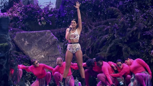 Dua Lipa membuat penampilan kejutan dalam konser BLACKPINK di New Jersey, Rabu (1/5) malam. Untuk pertama kalinya mereka membawakan 'Kiss and Make Up.'