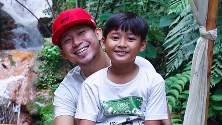 Anak Denny Cagur terjebak di lift bersama teman-temannya. Untungnya, bocah bernama Abi ini berani dan bisa tenang sampai situasi teratasi.