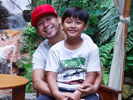 Keren! Kisah Keberanian Anak Denny Cagur Saat Terjebak di Lift