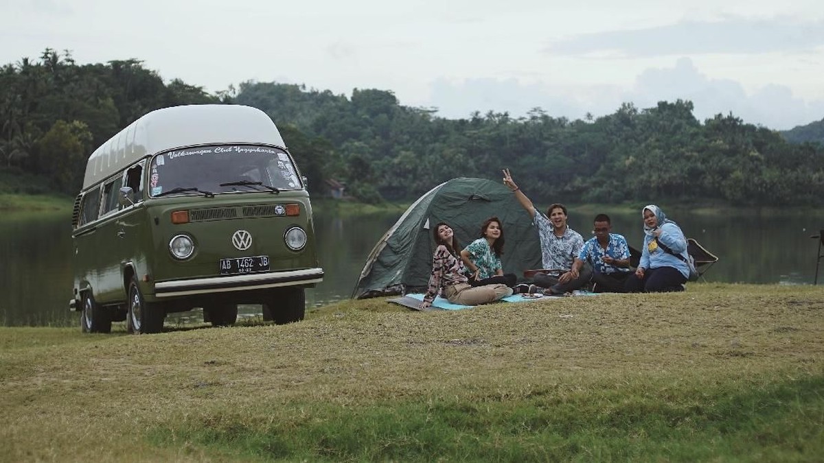 HUT ke 13&comma; Celebrity on Vacation berkeliling Magelang dan Jogja bersama Stuart Collin serta Agatha Valerie&period; Berikut cuplikan foto-foto keseruan mereka&period;
