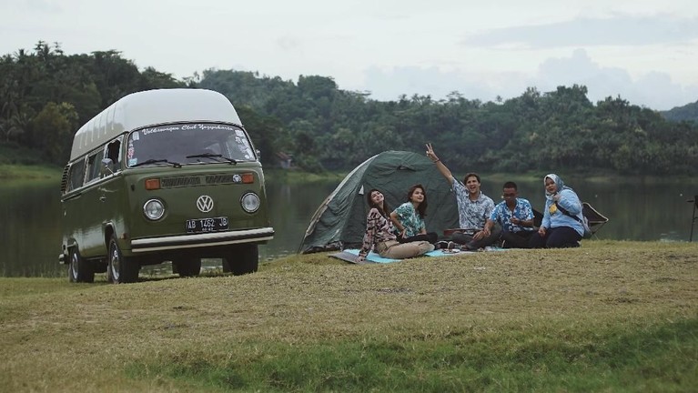 HUT ke 13, Celebrity on Vacation berkeliling Magelang dan Jogja bersama Stuart Collin serta Agatha Valerie. Berikut cuplikan foto-foto keseruan mereka.