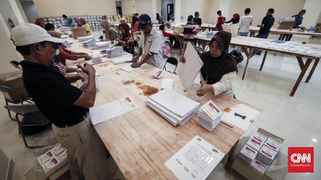 KPU meminta seluruh panitia dan saksi para kandidat maupun parpol bersiaga di TPS untuk mengawal penghitungan suara yang waktunya bertambah 12 jam tanpa jeda.