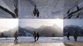 FOTO: Kabin Cermin di Swiss Seniman asal Amerika, Doug Aitken, membangun rumah bertembok kaca di area bersalju Gstaad.