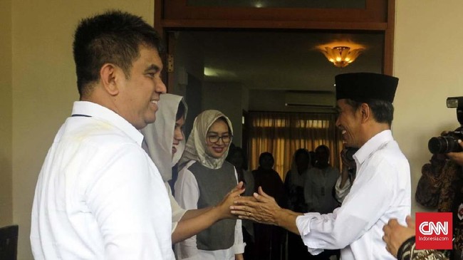 Usai membagikan sertifikat di Tangerang Selatan, Jokowi menyambangi rumah istri wakil presiden RI ke-4 Umar Wirahadikusumah, Karlinah Djaja Atmadja.