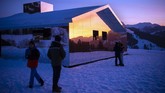 FOTO: Kabin Cermin di Swiss Seniman asal Amerika, Doug Aitken, membangun rumah bertembok kaca di area bersalju Gstaad.