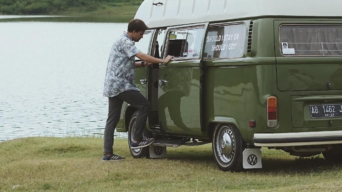 HUT ke 13&comma; Celebrity on Vacation berkeliling Magelang dan Jogja bersama Stuart Collin serta Agatha Valerie&period; Berikut cuplikan foto-foto keseruan mereka&period;