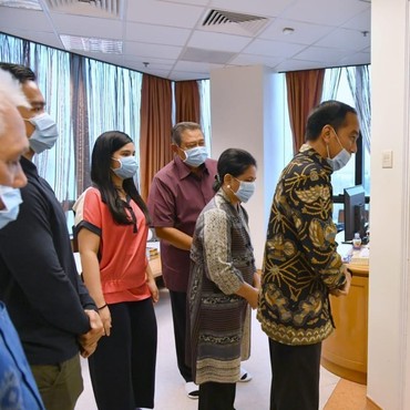 Presiden Jokowi Jenguk Ani Yudhoyono di Singapura