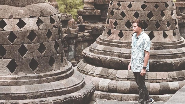 HUT ke 13, Celebrity on Vacation berkeliling Magelang dan Jogja bersama Stuart Collin serta Agatha Valerie. Berikut cuplikan foto-foto keseruan mereka.