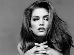 Cindy Crawford Kerap Foto Telanjang, Tapi Sesali Pemotretan Ini