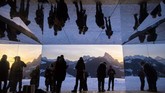 FOTO: Kabin Cermin di Swiss Seniman asal Amerika, Doug Aitken, membangun rumah bertembok kaca di area bersalju Gstaad.