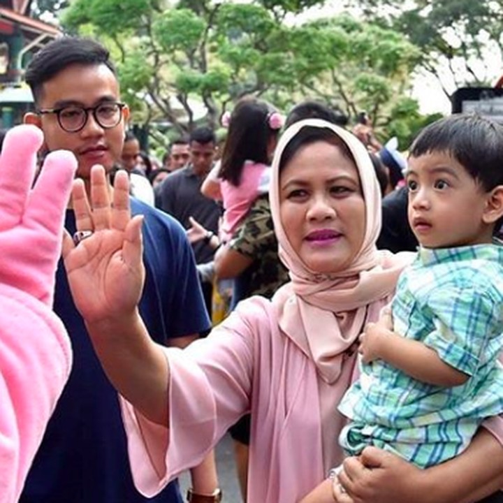 <p>Jan Ethes jadi enggak takut bertemu badut deh karena berada di gendongan nenek tercinta, Iriana Jokowi. (Foto: Instagram/ @janethesfans)</p>