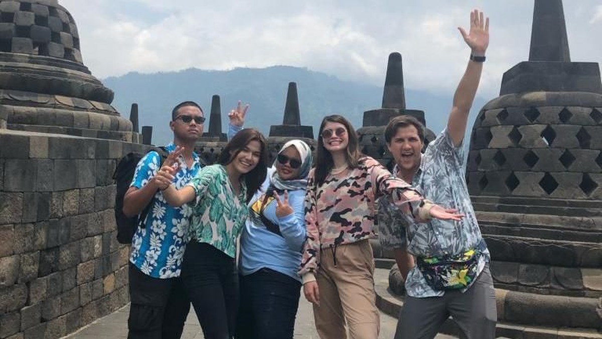HUT ke 13&comma; Celebrity on Vacation berkeliling Magelang dan Jogja bersama Stuart Collin serta Agatha Valerie&period; Berikut cuplikan foto-foto keseruan mereka&period;