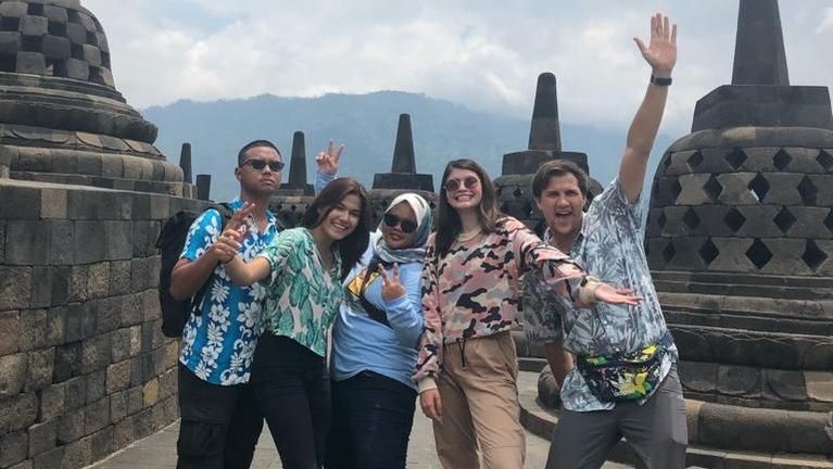 HUT ke 13, Celebrity on Vacation berkeliling Magelang dan Jogja bersama Stuart Collin serta Agatha Valerie. Berikut cuplikan foto-foto keseruan mereka.