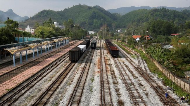 Setiap satu hari sekali ada kereta yang melayani perjalanan pulang pergi via Nanning - Hanoi dan Beijing - Hanoi.