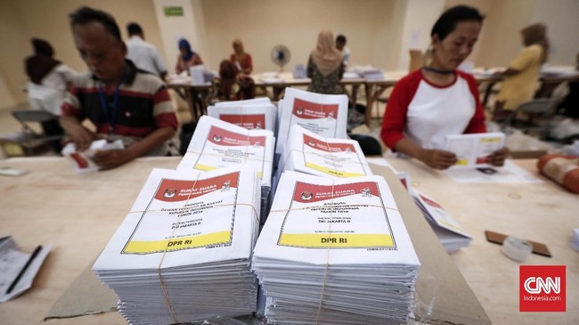 KPU meminta masyarakat menggugat UU Pemilu ke MK bila merasa tak dapat surat suara. UU  mengamanatkan surat suara cadangan dua persen di tiap TPS.