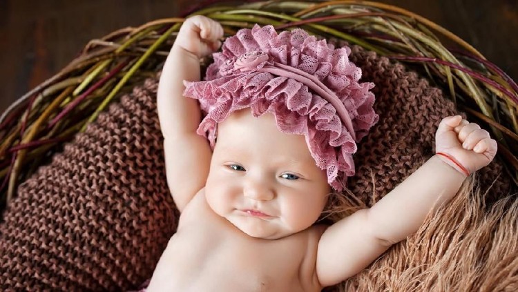 Sedang mencari nama yang cocok untuk putri kecil Bunda? Jangan khawatir, HaiBunda punya rangkuman nama-namanya nih, Bun. Cek nama bayi berikut yuk!