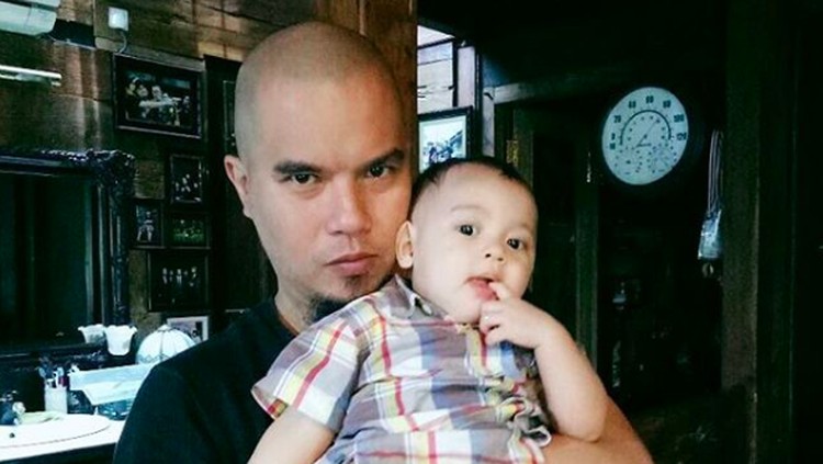 Ahamad Dhani terlihat sangat dekat sama si bungsu. Dia bahkan rela mencium kaki Baby R lho, Bun.