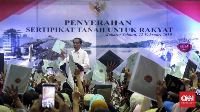 Jokowi mengaku ingin semua warga memiliki sertifikat atas tanah yang mereka miliki untuk menghindari konflik.