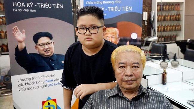 Menyambut pertemuan Kim Jong-un dan Donald Trump di Hanoi, satu salon di Vietnam menawarkan jasa potong rambut gratis ala pemimpin Korea Utara dan AS itu.
