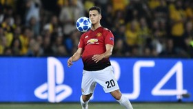 Dalot Gunakan Gaji Pertama di Man United untuk Beli Bus