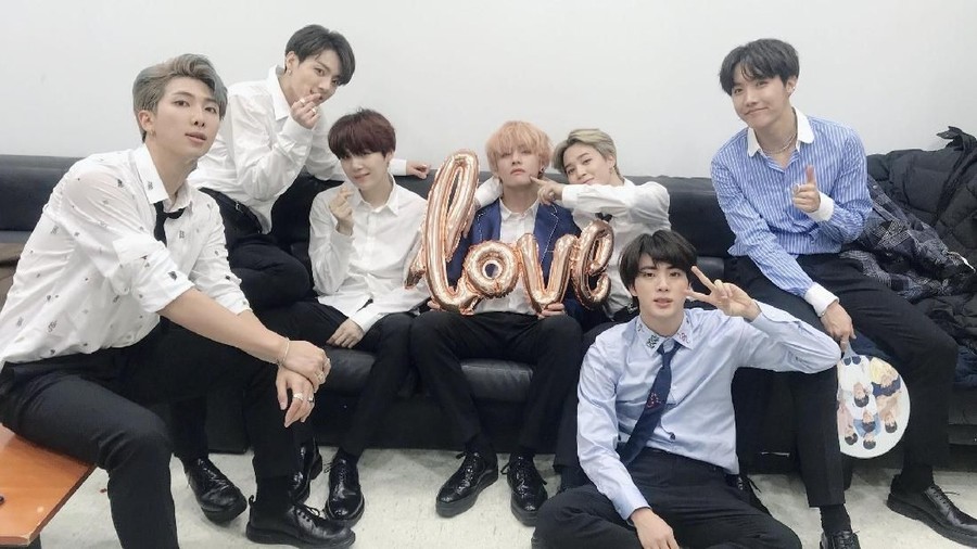 Website resmi penggemar BTS, ARMYPEDIA, telah merilis beberapa puzzle. ARMY pun mulai menemukan teka-teki dari puzzle tersebut.