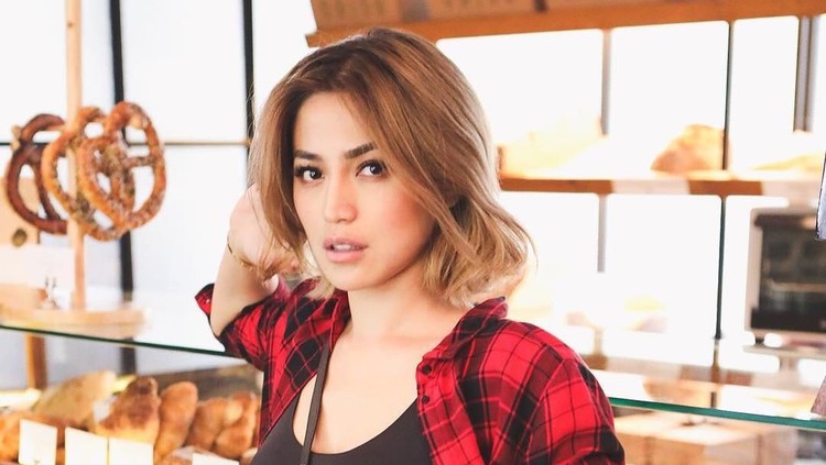 Jessica Iskandar dituntut bisa masak oleh ibunda Richard Kyle. Bunda juga mengalaminya?