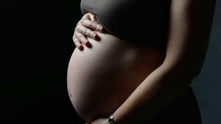 Meski alat kontrasepsi menjadi bagian dari tindakan medis, penggunaannya juga meningkatkan risiko hamil ektopik, Bunda. Begitu juga dengan metode bayi tabung.