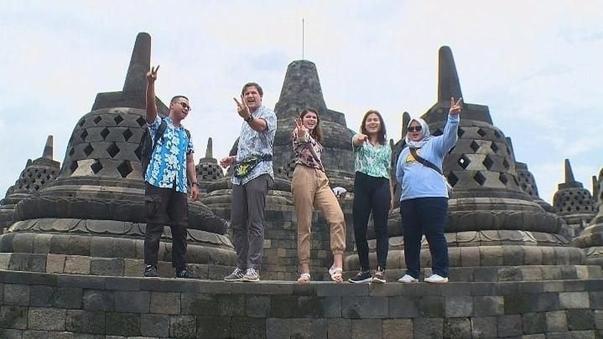 HUT ke 13&comma; Celebrity on Vacation berkeliling Magelang dan Jogja bersama Stuart Collin serta Agatha Valerie&period; Berikut cuplikan foto-foto keseruan mereka&period;