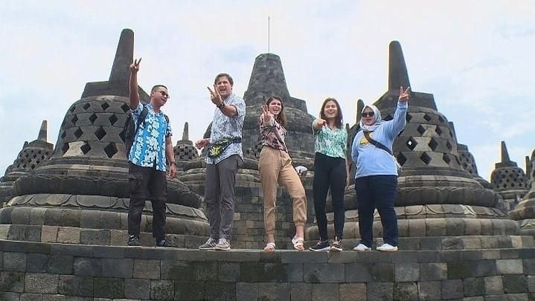 HUT ke 13, Celebrity on Vacation berkeliling Magelang dan Jogja bersama Stuart Collin serta Agatha Valerie. Berikut cuplikan foto-foto keseruan mereka.