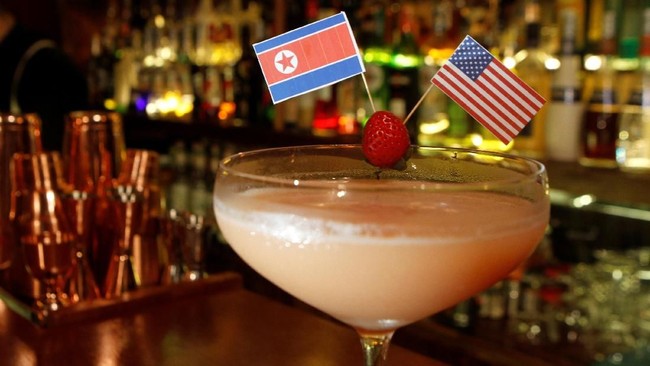 Pelaku bisnis di Vietnam turut menyambut pertemuan Presiden Donald Trump dan Kim Jong-un. Salah satu bar bahkan sudah menyajikan minuman bernama Kim Jong Ale.