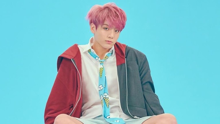 Tak henti sampai di situ, Jungkook selalu berusaha mengembangkan bakatnya di dunia musik. Seperti kontribusinya sebagai produser lagu dalam pembuatan lagu Magic Shop.