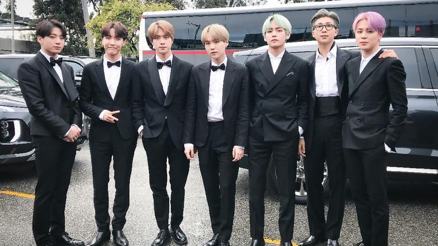 BTS kembali menorehkan prestasinya. Mereka memborong lima piala dalam ajang Japan Golden Disc Awards 2019, dan menjadikannya sebagai peraih piala terbanyak.