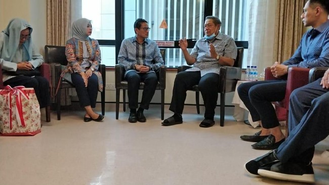 Sandiaga Uno menjenguk istri Susilo Bambang Yudhoyono, Ani Yudhoyono yang kini dirawat di Singapura setelah didiagnosis mengidap kanker darah.