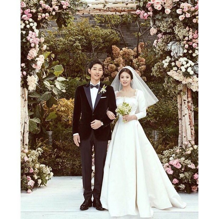 <p><a href="https://hot.detik.com/celeb/4316507/5-lanjutan-kisah-cinta-song-joong-ki-dan-song-hye-kyo" target="_blank">Song Joong Ki dan Song Hye Kyo</a> menikah pada 31 Oktober 2017. Pernikahan mereka jadi yang paling ditunggu-tunggu penggemar. Bunda salah satunya? He-he-he. (Foto: Instagram @kyo1122)</p>